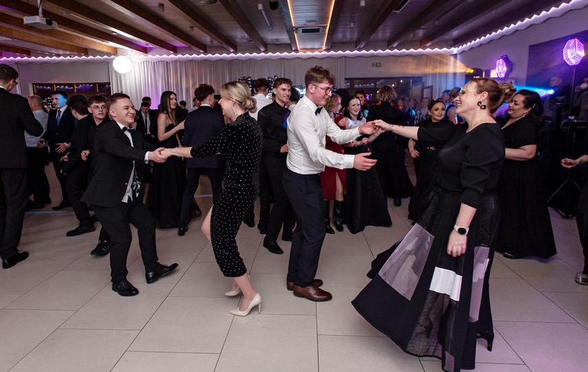 Wyjątkowy wieczór. Studniówka ZSM zdjęcie nr 343104