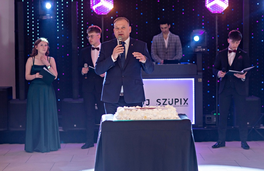 Wyjątkowy wieczór. Studniówka ZSM zdjęcie nr 343025