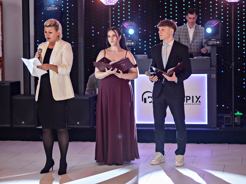 Studniówka IV LO. „Bądźcie najlepszą wersją siebie w przyszłości” zdjęcie nr 343300