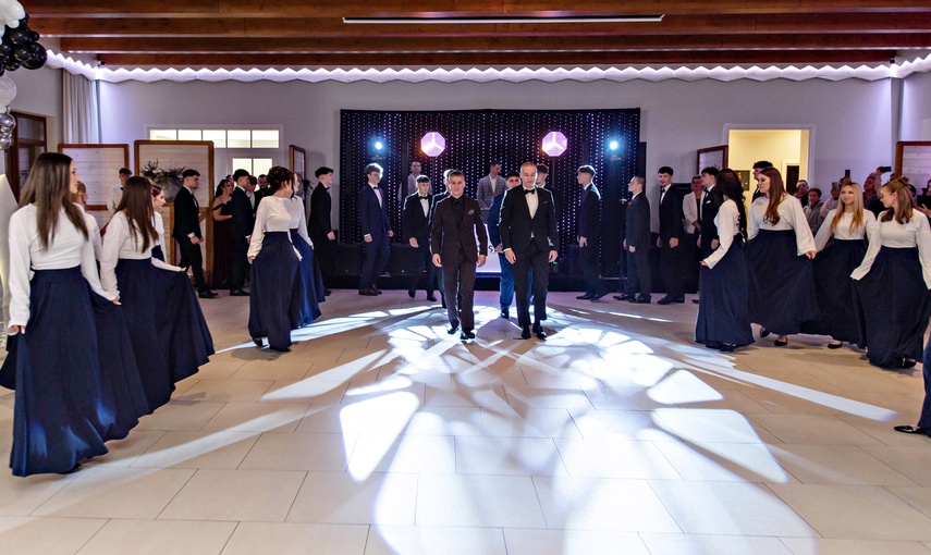 Studniówka IV LO. „Bądźcie najlepszą wersją siebie w przyszłości” zdjęcie nr 343326