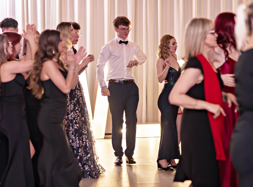 Studniówka IV LO. „Bądźcie najlepszą wersją siebie w przyszłości” zdjęcie nr 343395