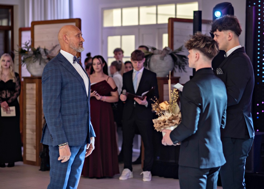 Studniówka IV LO. „Bądźcie najlepszą wersją siebie w przyszłości” zdjęcie nr 343306