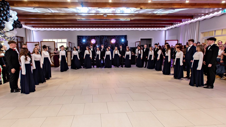 Studniówka IV LO. „Bądźcie najlepszą wersją siebie w przyszłości” zdjęcie nr 343345