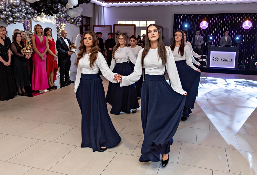 Studniówka IV LO. „Bądźcie najlepszą wersją siebie w przyszłości” zdjęcie nr 343324