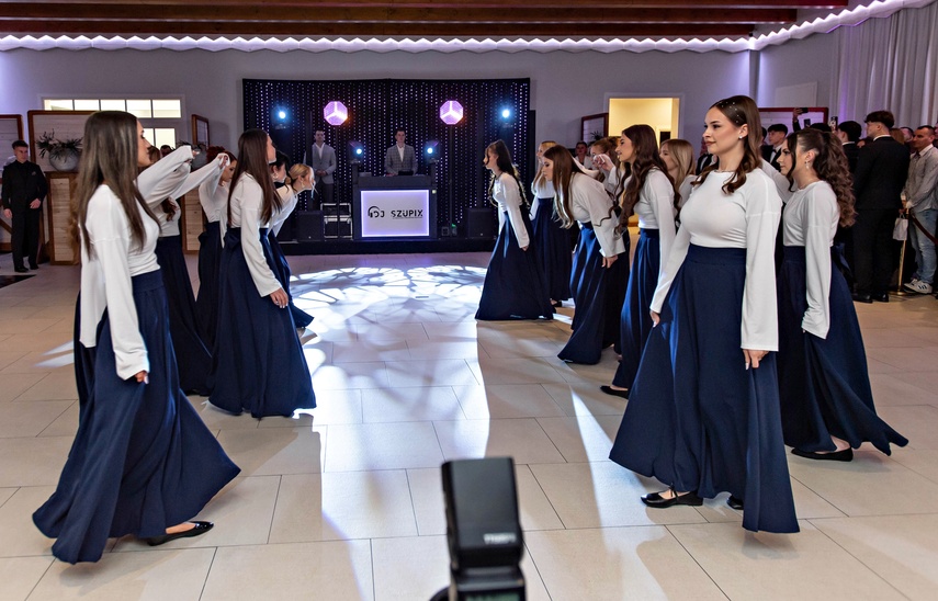 Studniówka IV LO. „Bądźcie najlepszą wersją siebie w przyszłości” zdjęcie nr 343325