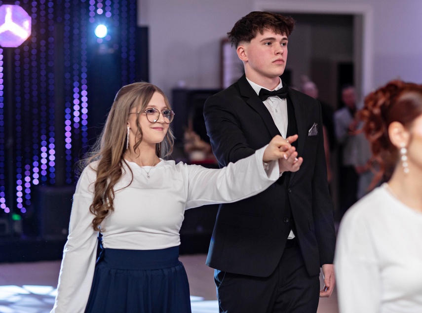 Studniówka IV LO. „Bądźcie najlepszą wersją siebie w przyszłości” zdjęcie nr 343342