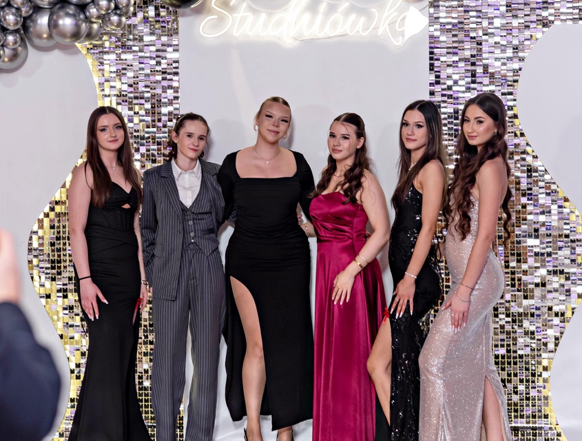 Studniówka IV LO. „Bądźcie najlepszą wersją siebie w przyszłości” zdjęcie nr 343371