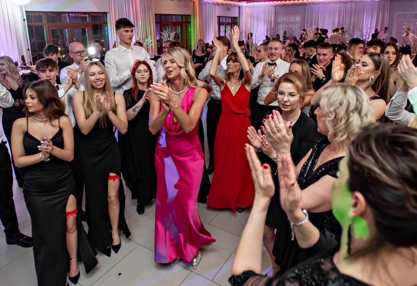 Studniówka IV LO. „Bądźcie najlepszą wersją siebie w przyszłości” zdjęcie nr 343416