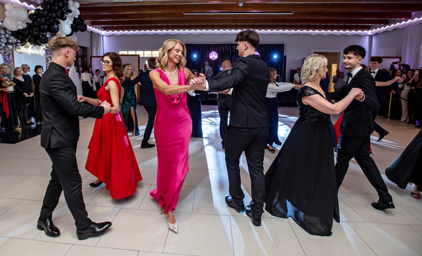 Studniówka IV LO. „Bądźcie najlepszą wersją siebie w przyszłości” zdjęcie nr 343315