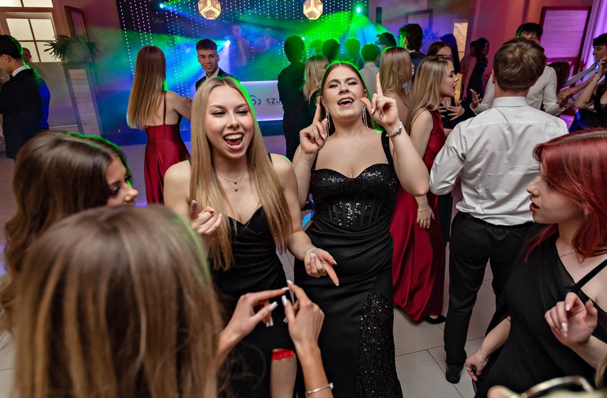 Studniówka IV LO. „Bądźcie najlepszą wersją siebie w przyszłości” zdjęcie nr 343382