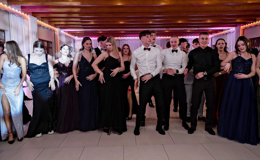 Studniówka IV LO. „Bądźcie najlepszą wersją siebie w przyszłości” zdjęcie nr 343411