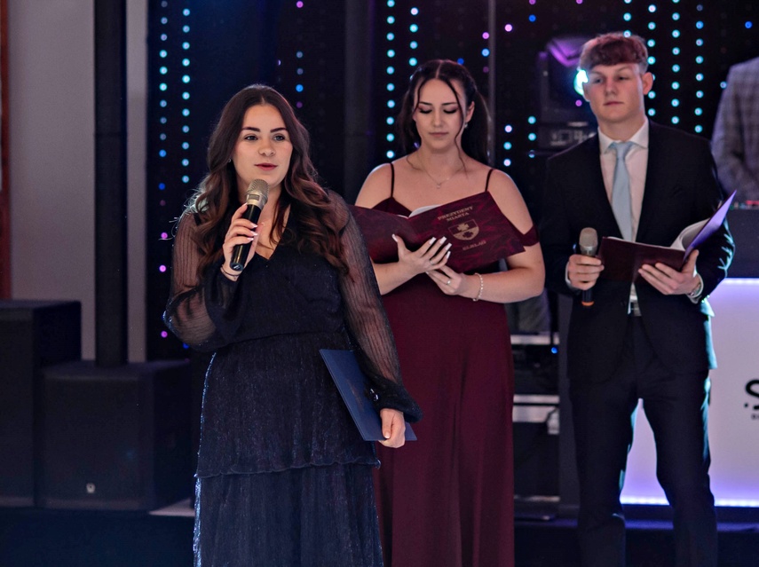 Studniówka IV LO. „Bądźcie najlepszą wersją siebie w przyszłości” zdjęcie nr 343298