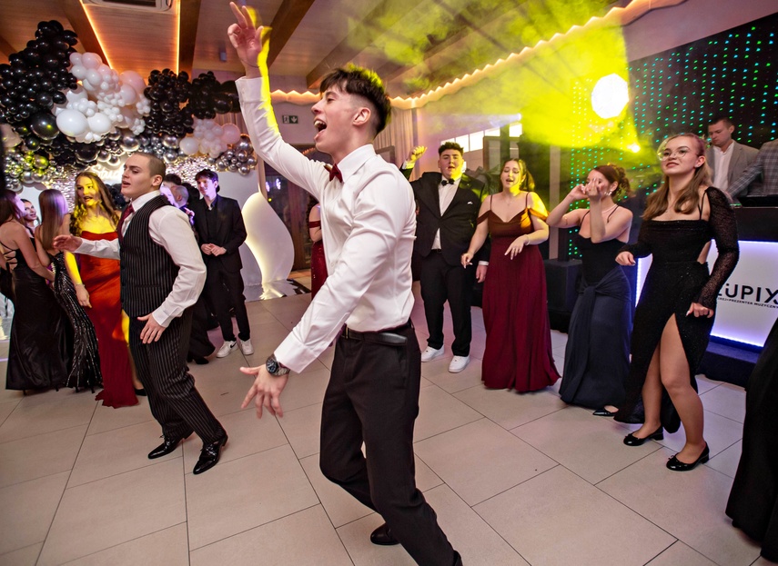 Studniówka IV LO. „Bądźcie najlepszą wersją siebie w przyszłości” zdjęcie nr 343405