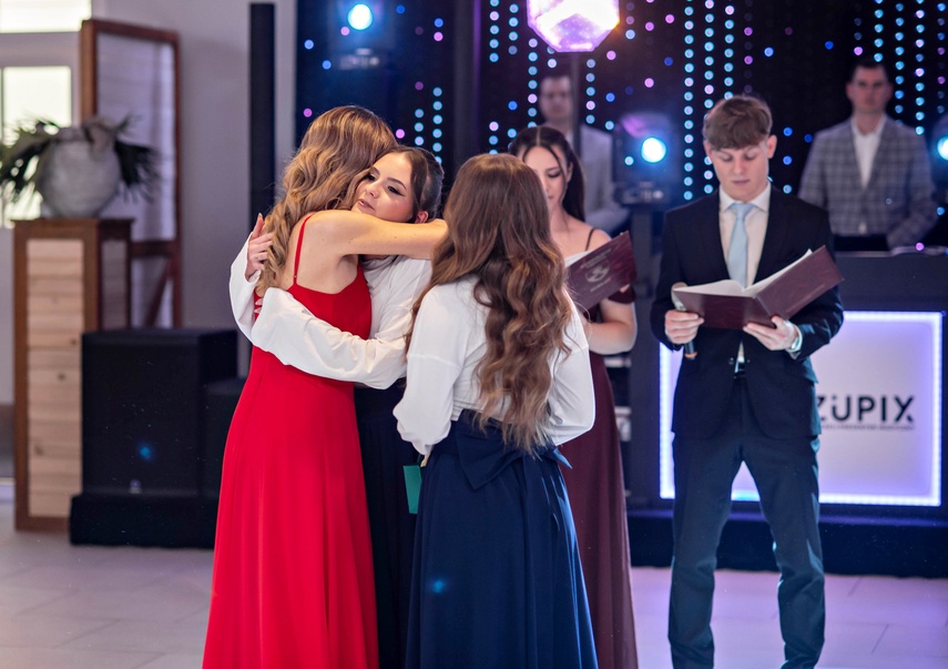 Studniówka IV LO. „Bądźcie najlepszą wersją siebie w przyszłości” zdjęcie nr 343311