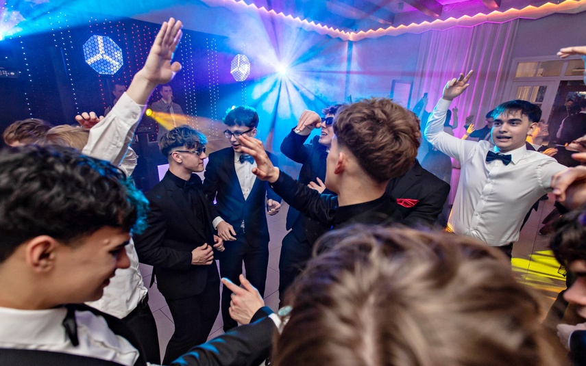 Studniówka IV LO. „Bądźcie najlepszą wersją siebie w przyszłości” zdjęcie nr 343391