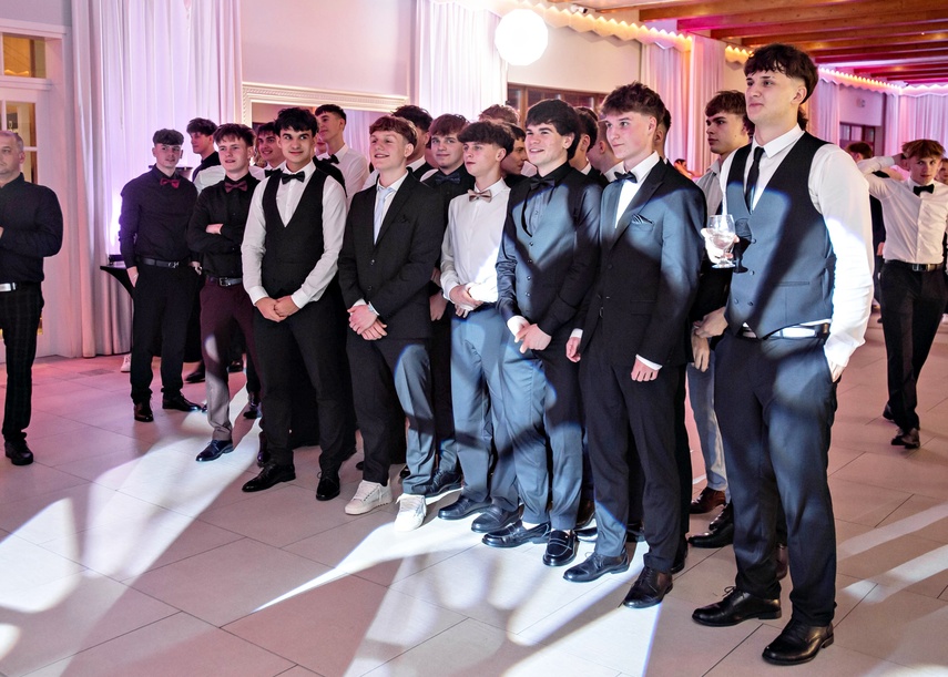 Studniówka IV LO. „Bądźcie najlepszą wersją siebie w przyszłości” zdjęcie nr 343419