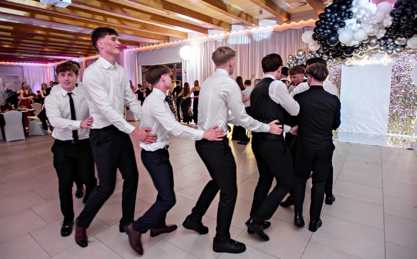 Studniówka IV LO. „Bądźcie najlepszą wersją siebie w przyszłości” zdjęcie nr 343415