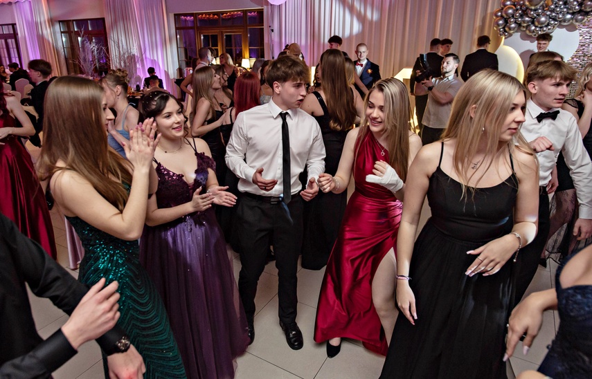 Studniówka IV LO. „Bądźcie najlepszą wersją siebie w przyszłości” zdjęcie nr 343379