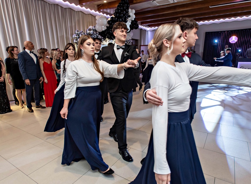 Studniówka IV LO. „Bądźcie najlepszą wersją siebie w przyszłości” zdjęcie nr 343334