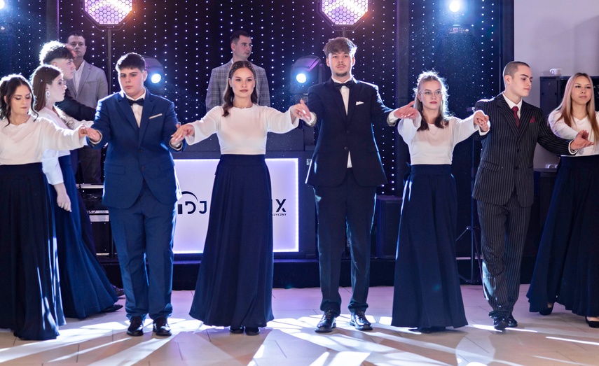 Studniówka IV LO. „Bądźcie najlepszą wersją siebie w przyszłości” zdjęcie nr 343344