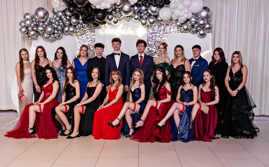 Studniówka IV LO. „Bądźcie najlepszą wersją siebie w przyszłości” zdjęcie nr 343356