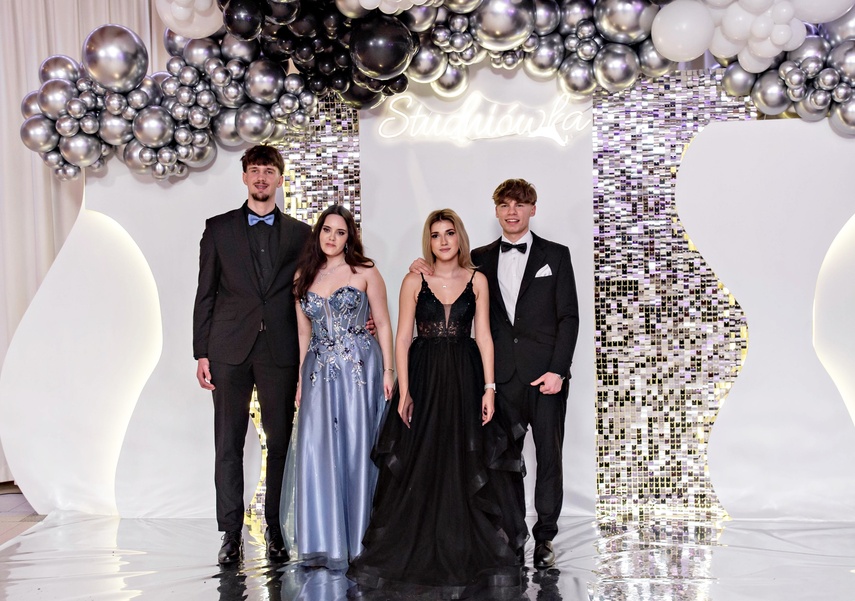 Studniówka IV LO. „Bądźcie najlepszą wersją siebie w przyszłości” zdjęcie nr 343366