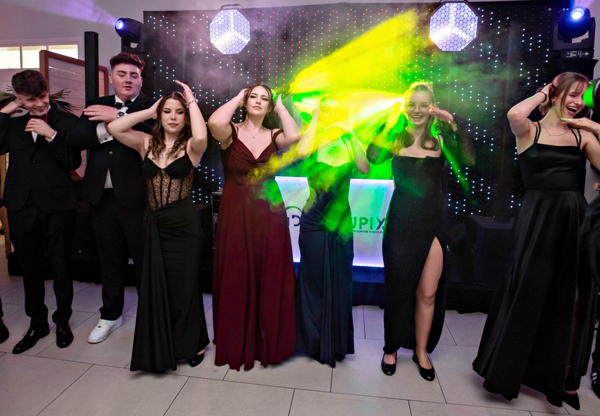 Studniówka IV LO. „Bądźcie najlepszą wersją siebie w przyszłości” zdjęcie nr 343412