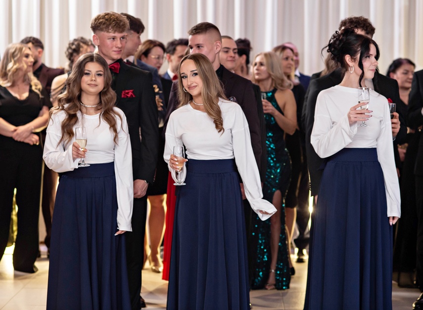 Studniówka IV LO. „Bądźcie najlepszą wersją siebie w przyszłości” zdjęcie nr 343351