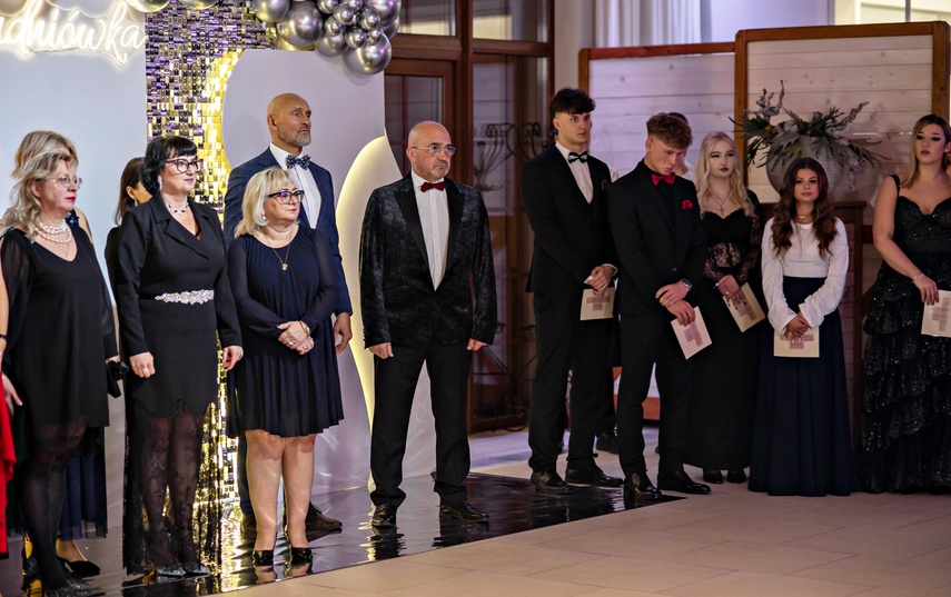 Studniówka IV LO. „Bądźcie najlepszą wersją siebie w przyszłości” zdjęcie nr 343296