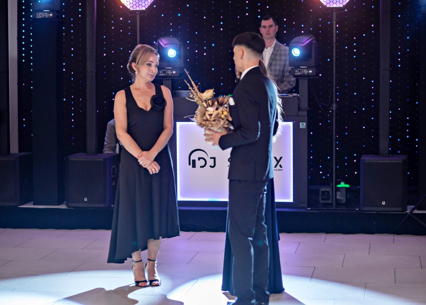 Studniówka IV LO. „Bądźcie najlepszą wersją siebie w przyszłości” zdjęcie nr 343307