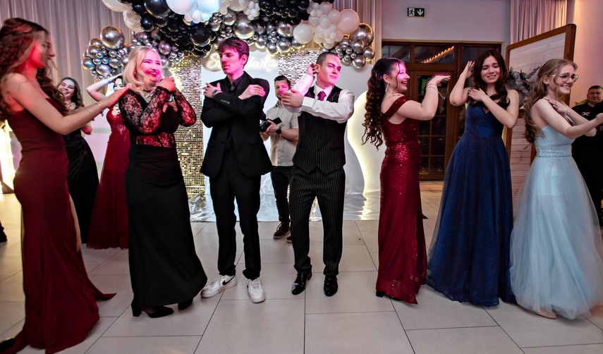 Studniówka IV LO. „Bądźcie najlepszą wersją siebie w przyszłości” zdjęcie nr 343414