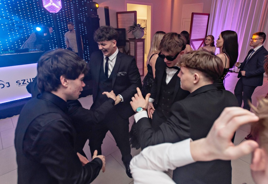 Studniówka IV LO. „Bądźcie najlepszą wersją siebie w przyszłości” zdjęcie nr 343385