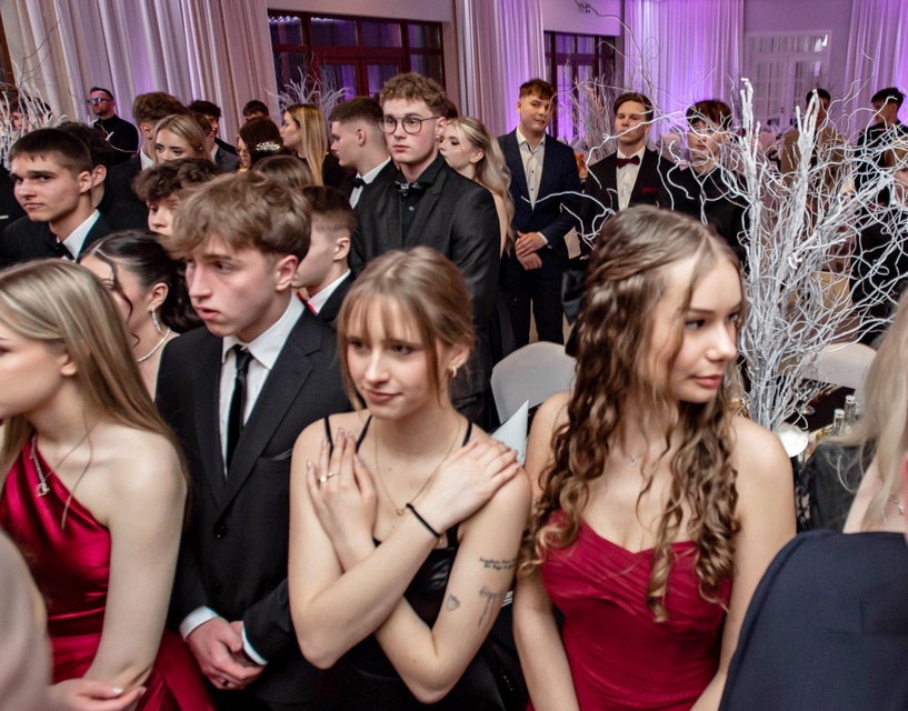 Studniówka IV LO. „Bądźcie najlepszą wersją siebie w przyszłości” zdjęcie nr 343347