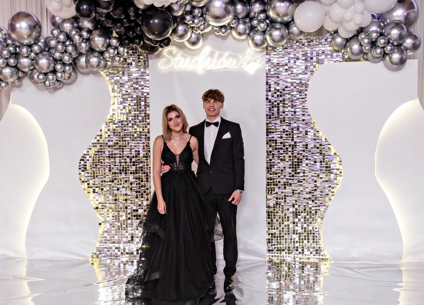 Studniówka IV LO. „Bądźcie najlepszą wersją siebie w przyszłości” zdjęcie nr 343365