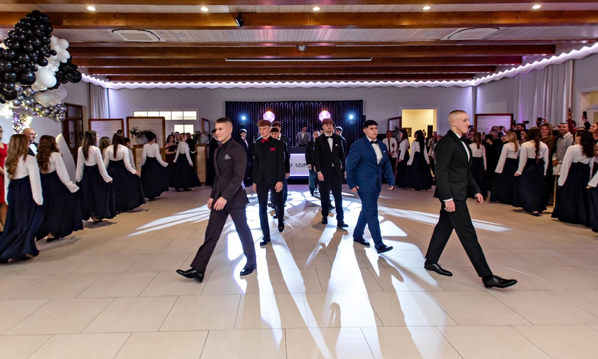 Studniówka IV LO. „Bądźcie najlepszą wersją siebie w przyszłości” zdjęcie nr 343327