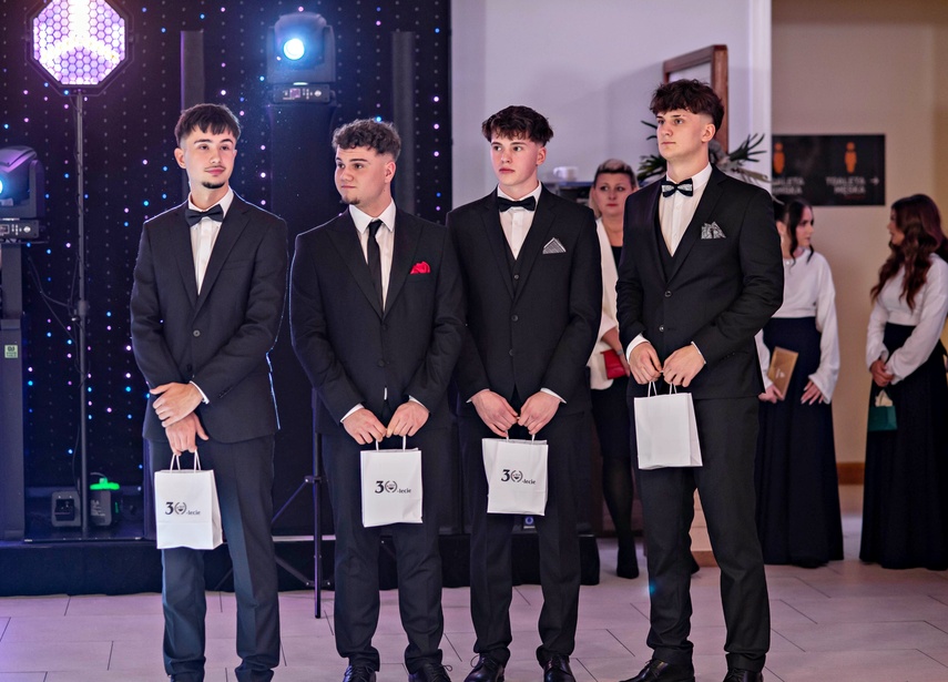 Studniówka IV LO. „Bądźcie najlepszą wersją siebie w przyszłości” zdjęcie nr 343310