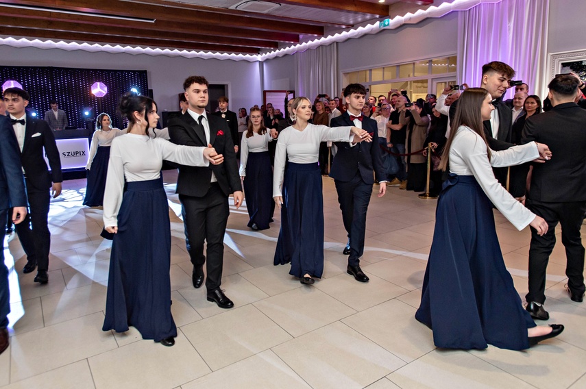 Studniówka IV LO. „Bądźcie najlepszą wersją siebie w przyszłości” zdjęcie nr 343337