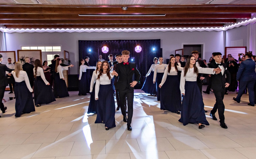 Studniówka IV LO. „Bądźcie najlepszą wersją siebie w przyszłości” zdjęcie nr 343338