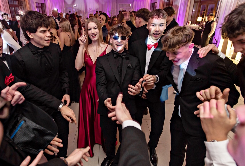 Studniówka IV LO. „Bądźcie najlepszą wersją siebie w przyszłości” zdjęcie nr 343392