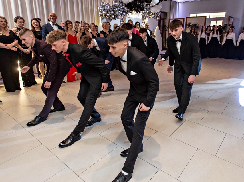 Studniówka IV LO. „Bądźcie najlepszą wersją siebie w przyszłości” zdjęcie nr 343330