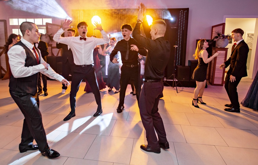 Studniówka IV LO. „Bądźcie najlepszą wersją siebie w przyszłości” zdjęcie nr 343407