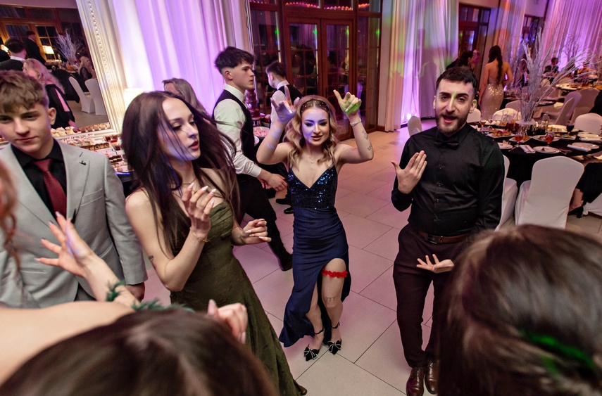 Studniówka IV LO. „Bądźcie najlepszą wersją siebie w przyszłości” zdjęcie nr 343380