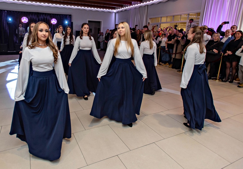 Studniówka IV LO. „Bądźcie najlepszą wersją siebie w przyszłości” zdjęcie nr 343322