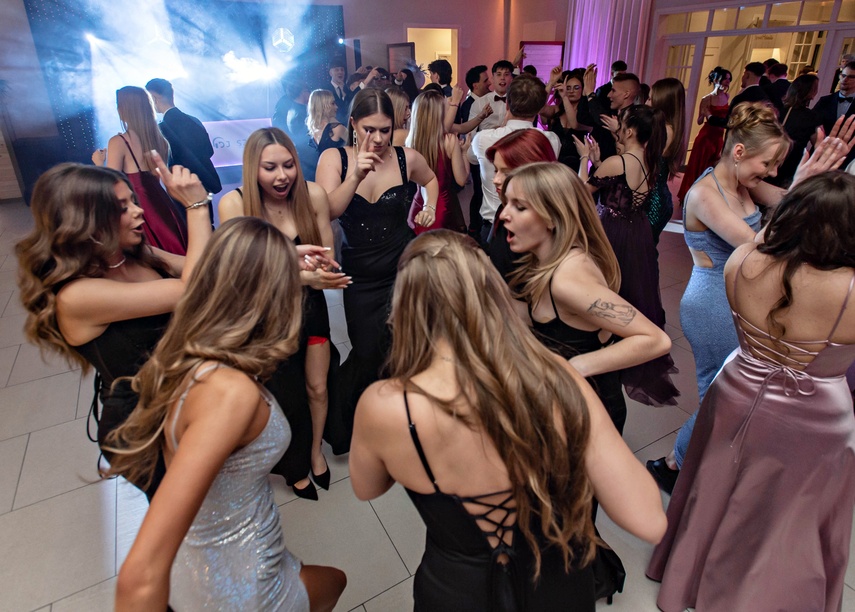 Studniówka IV LO. „Bądźcie najlepszą wersją siebie w przyszłości” zdjęcie nr 343383