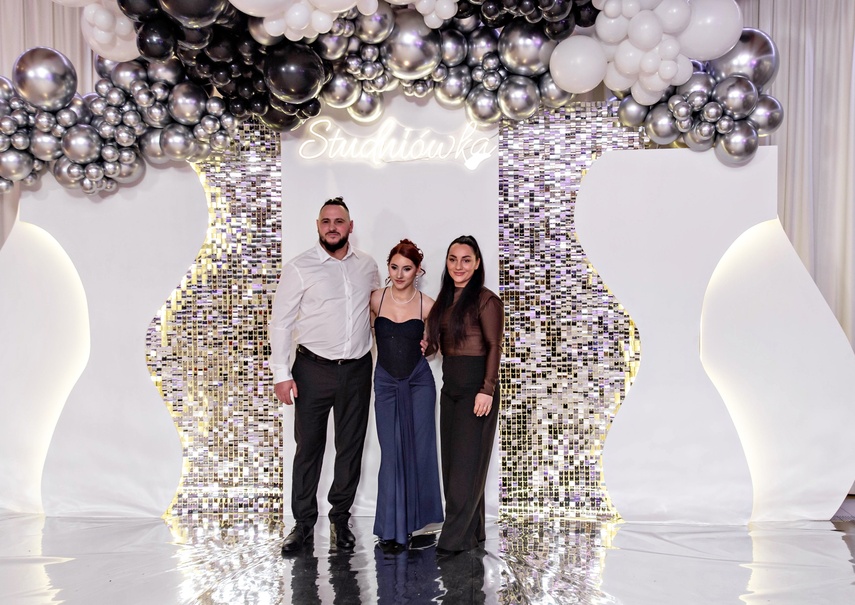 Studniówka IV LO. „Bądźcie najlepszą wersją siebie w przyszłości” zdjęcie nr 343364