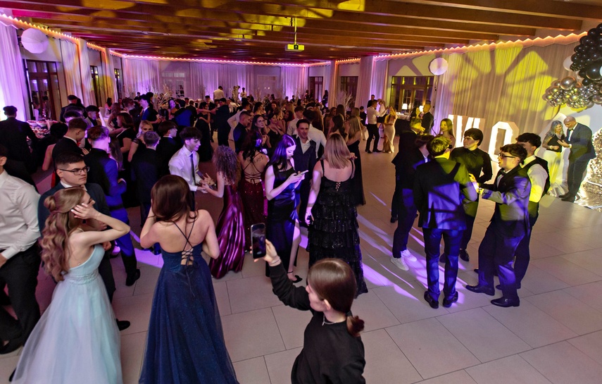 Studniówka IV LO. „Bądźcie najlepszą wersją siebie w przyszłości” zdjęcie nr 343387