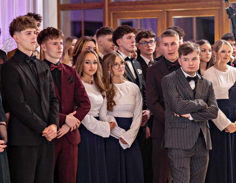 Studniówka IV LO. „Bądźcie najlepszą wersją siebie w przyszłości” zdjęcie nr 343301