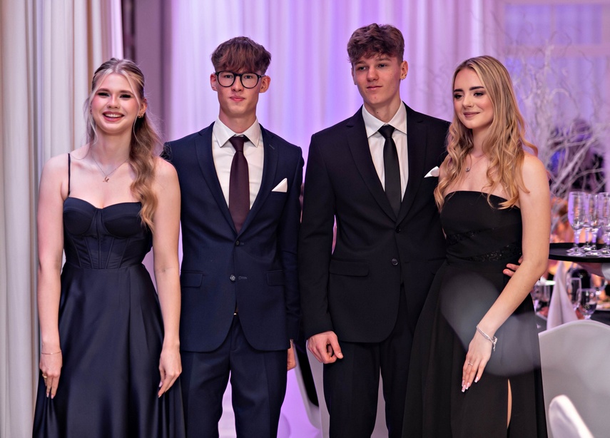 Studniówka IV LO. „Bądźcie najlepszą wersją siebie w przyszłości” zdjęcie nr 343354