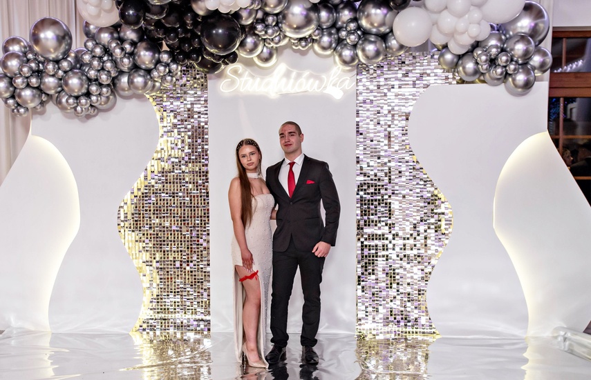 Studniówka IV LO. „Bądźcie najlepszą wersją siebie w przyszłości” zdjęcie nr 343367