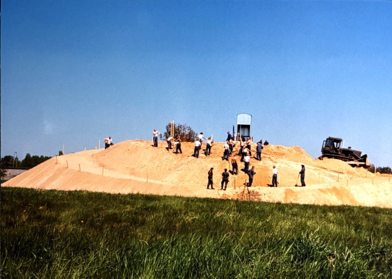 Piasek na trawiastym pasie startowym